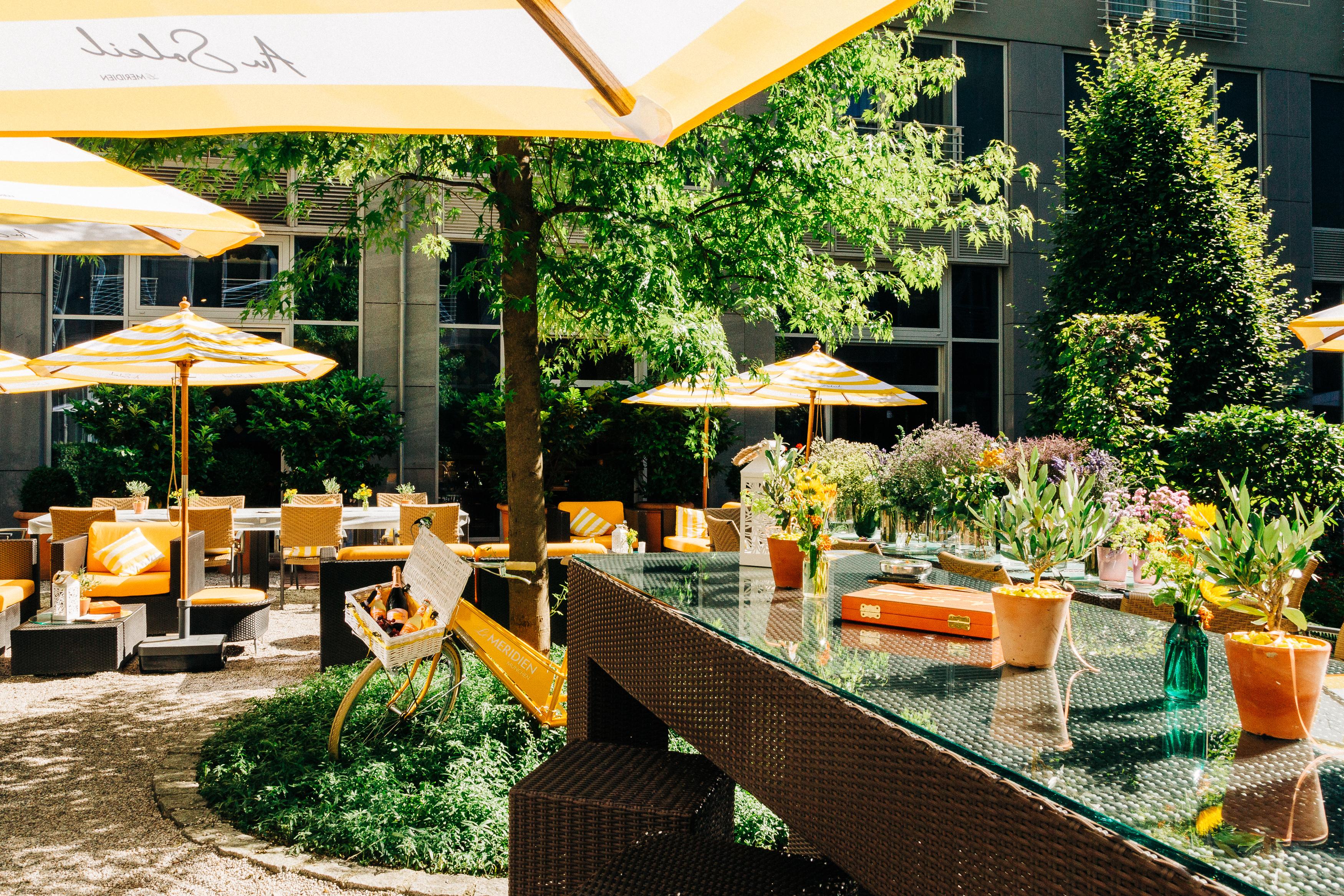 Le Meridien Munique Exterior foto The garden of the restaurant