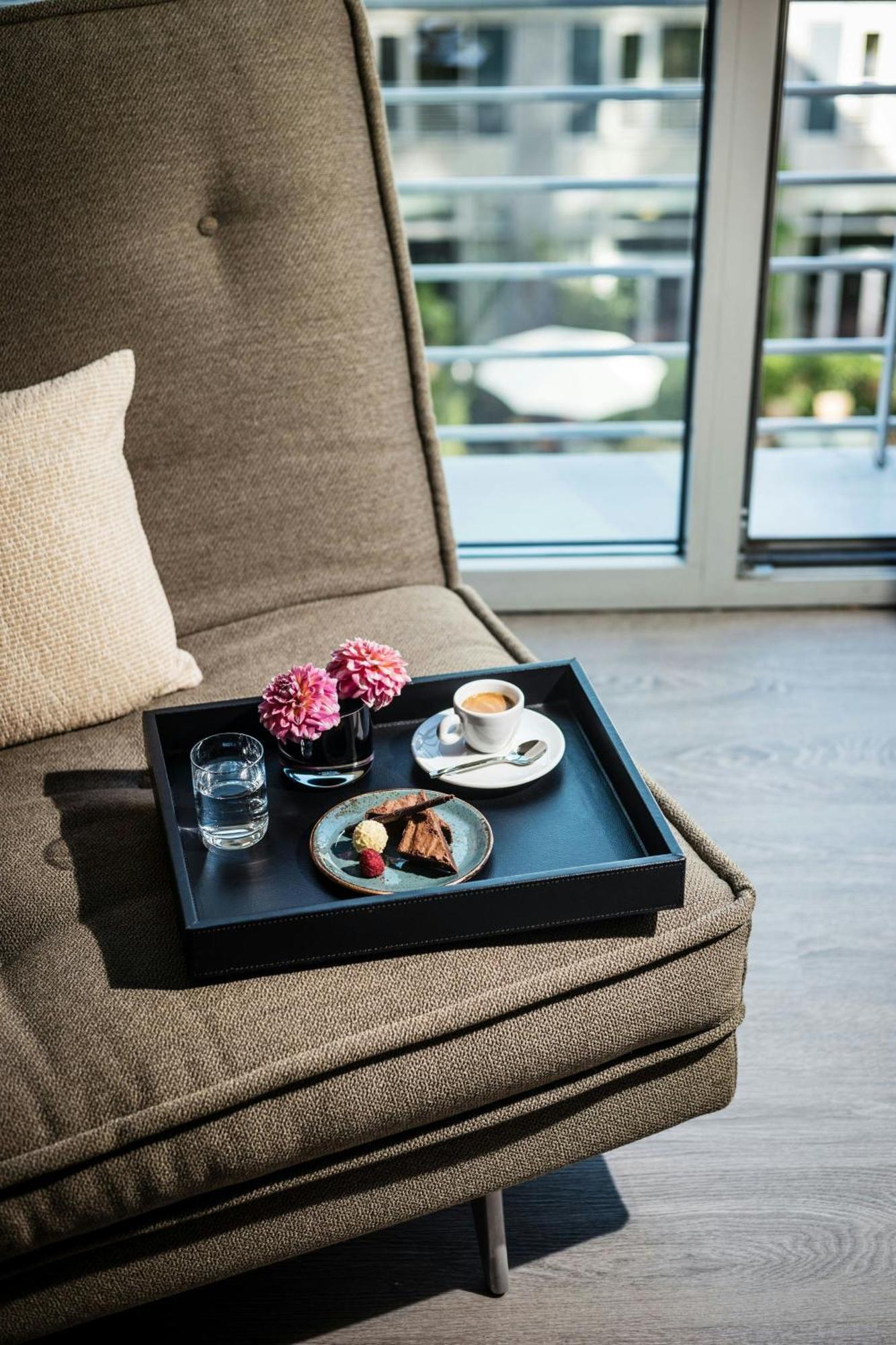 Le Meridien Munique Exterior foto A tray with a cup of coffee and a dessert