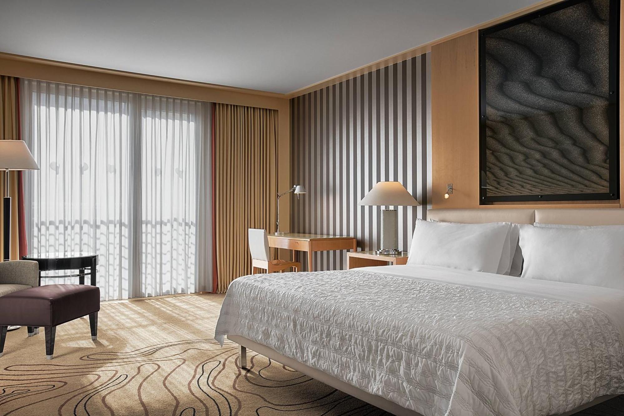 Le Meridien Munique Exterior foto A guest room at the Hilton San Francisco