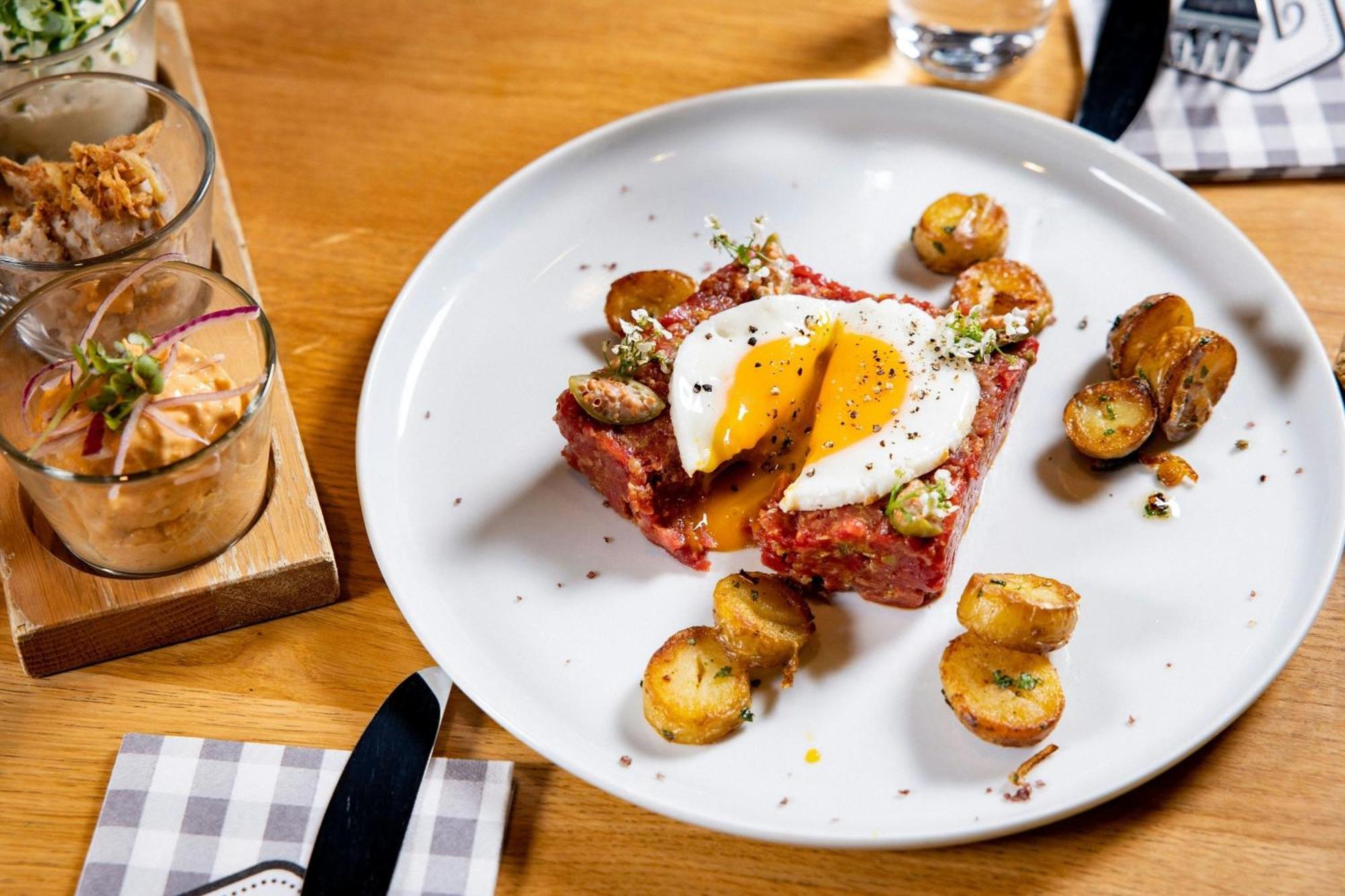 Le Meridien Munique Exterior foto A steak and egg breakfast