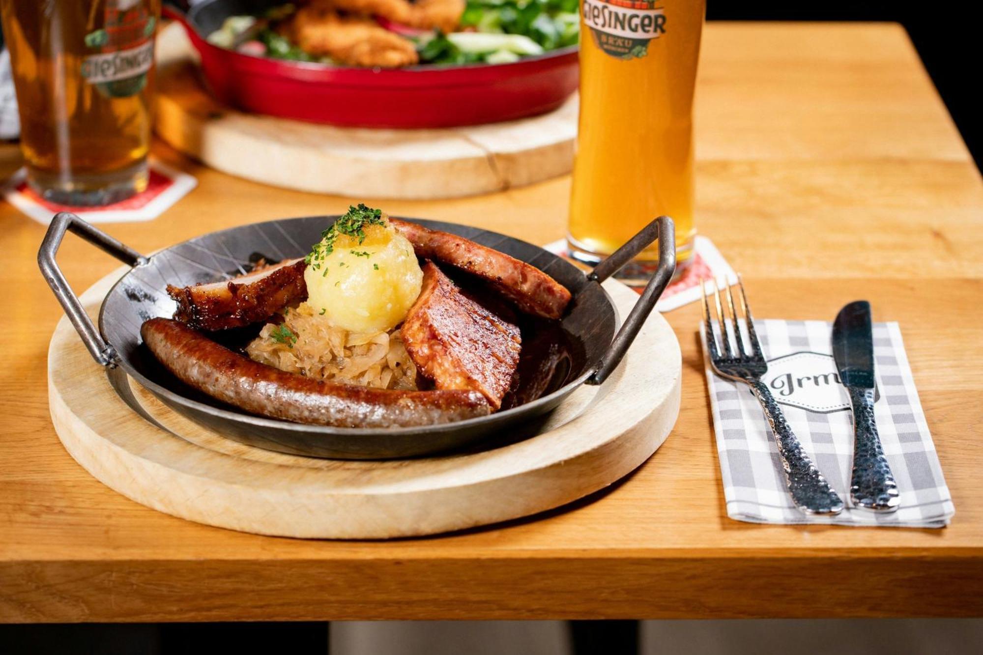Le Meridien Munique Exterior foto Sausages with Sauerkraut