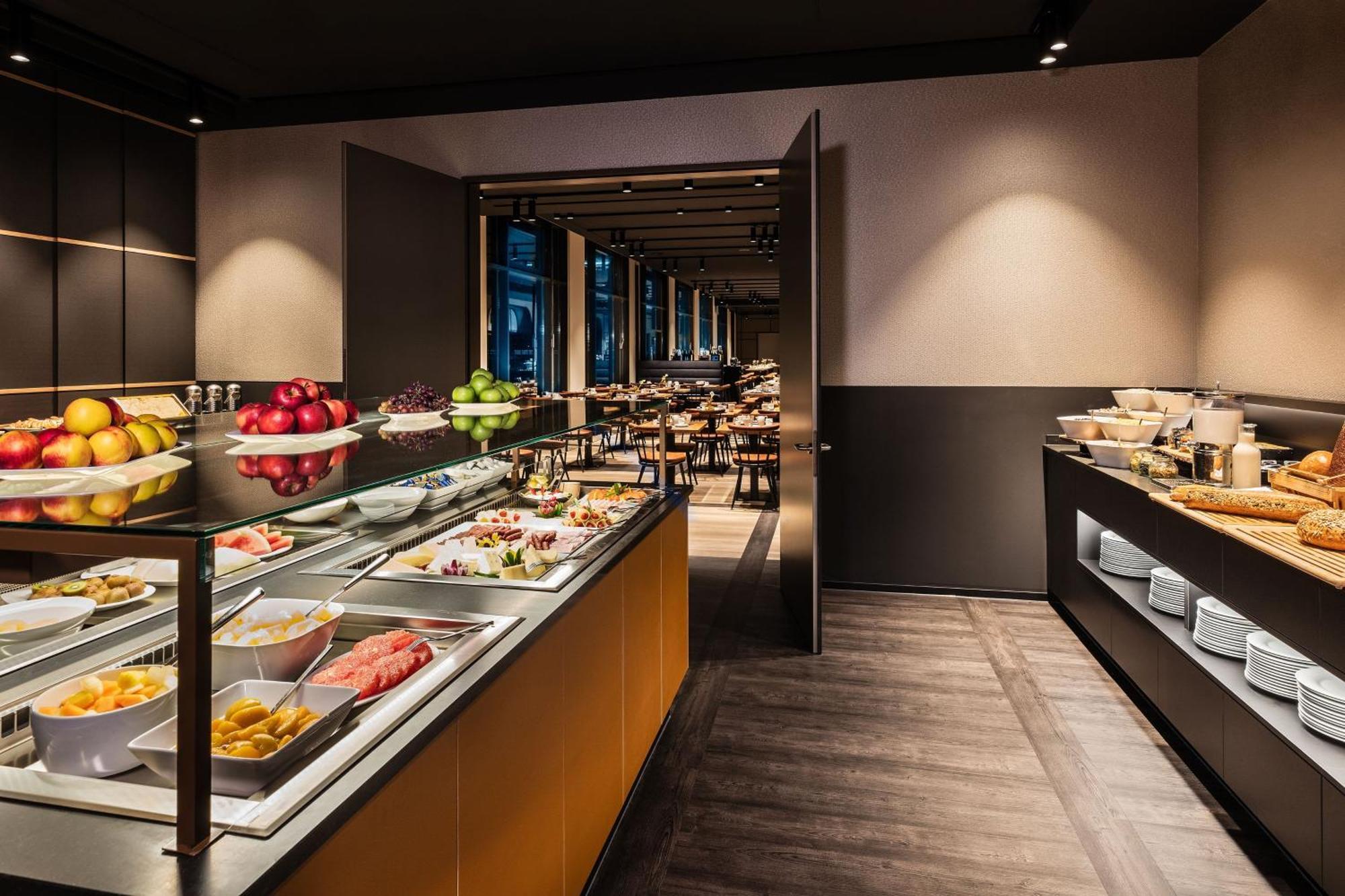 Le Meridien Munique Exterior foto The buffet at the restaurant
