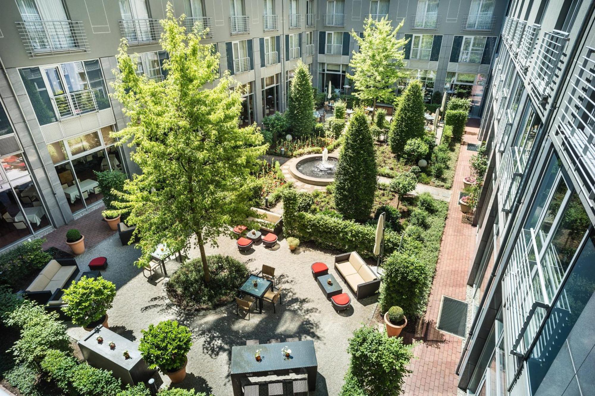 Le Meridien Munique Exterior foto The courtyard at the hotel