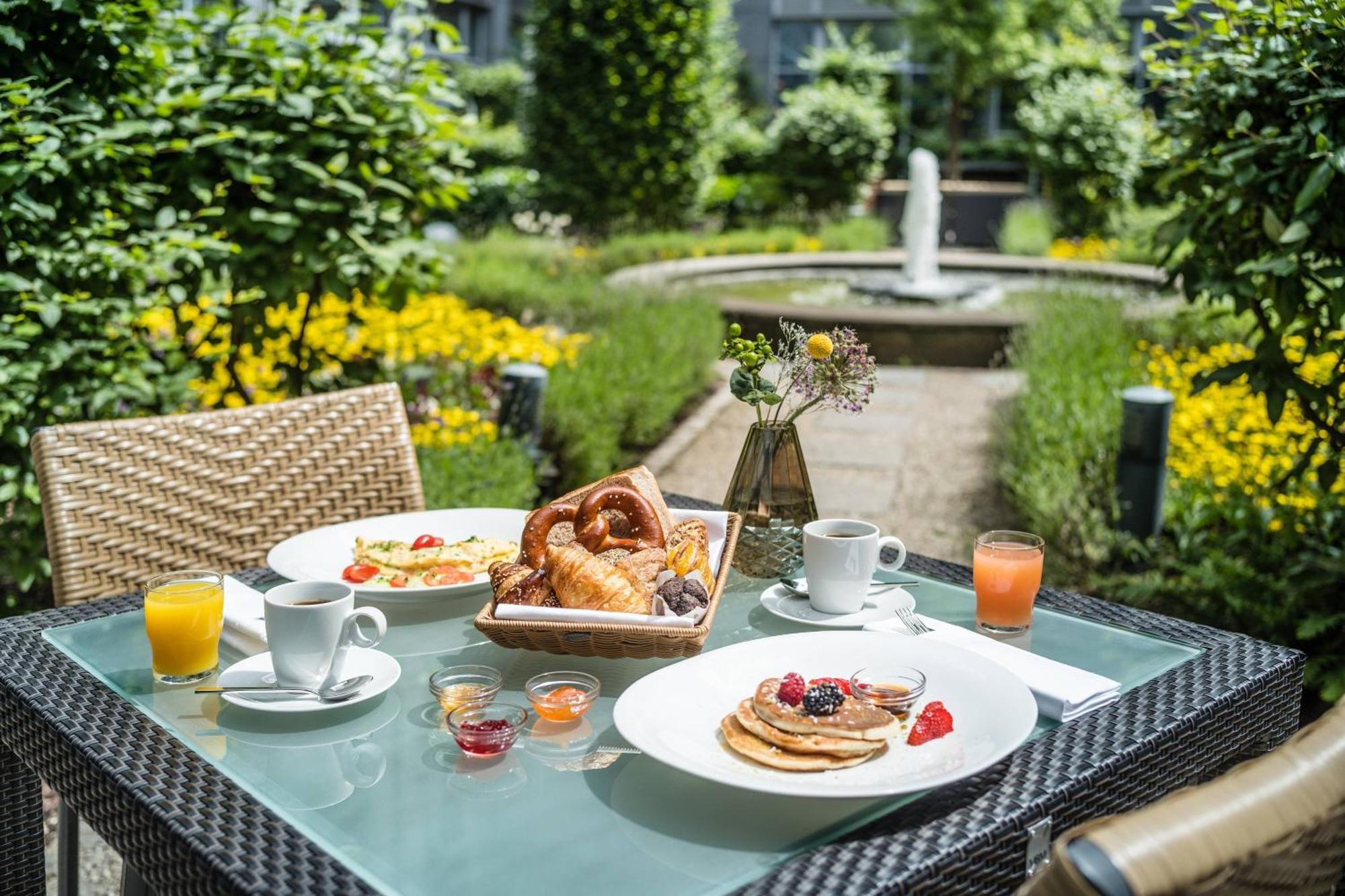 Le Meridien Munique Exterior foto Breakfast at the Hotel