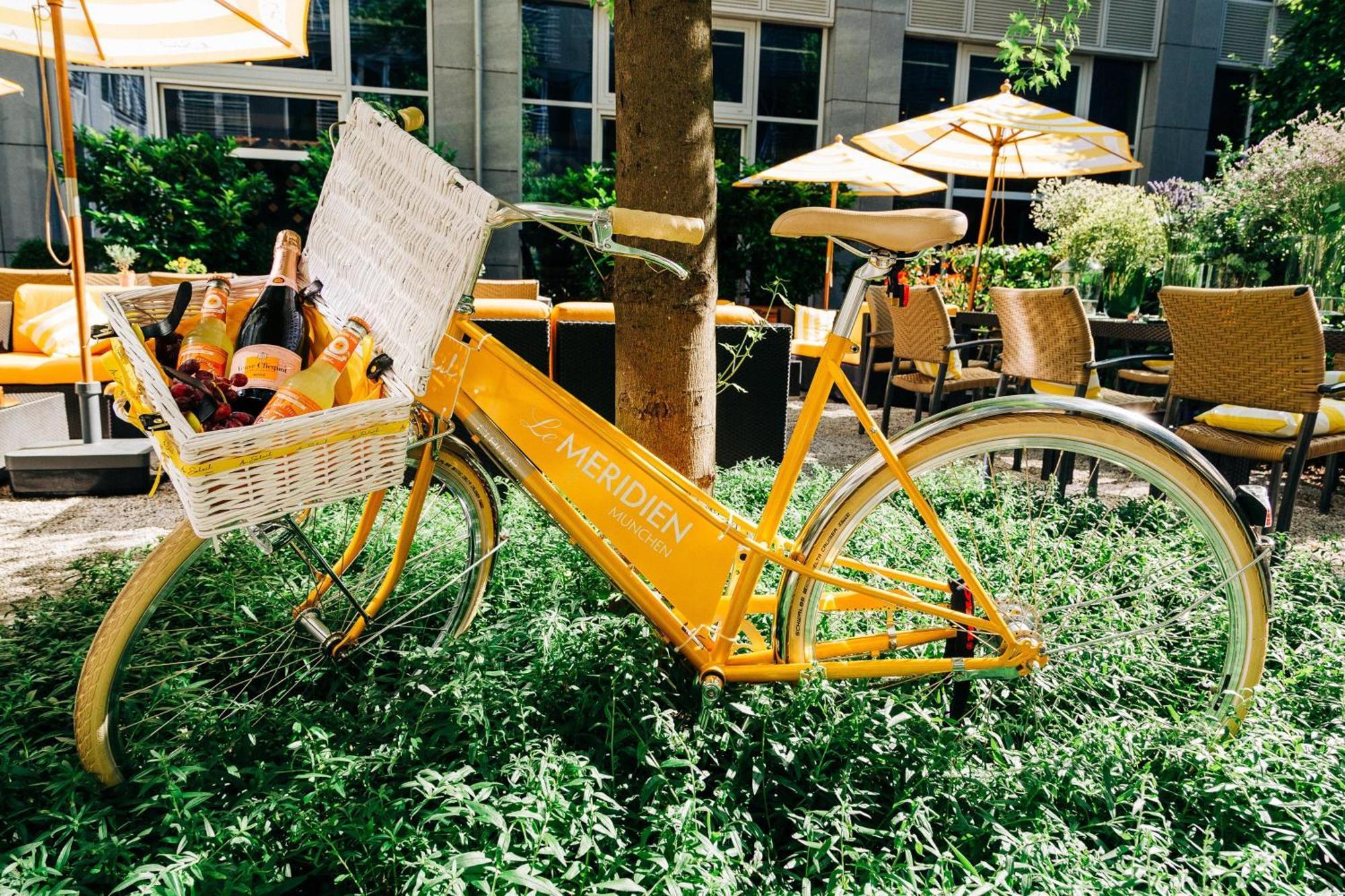 Le Meridien Munique Exterior foto A bicycle at the hotel
