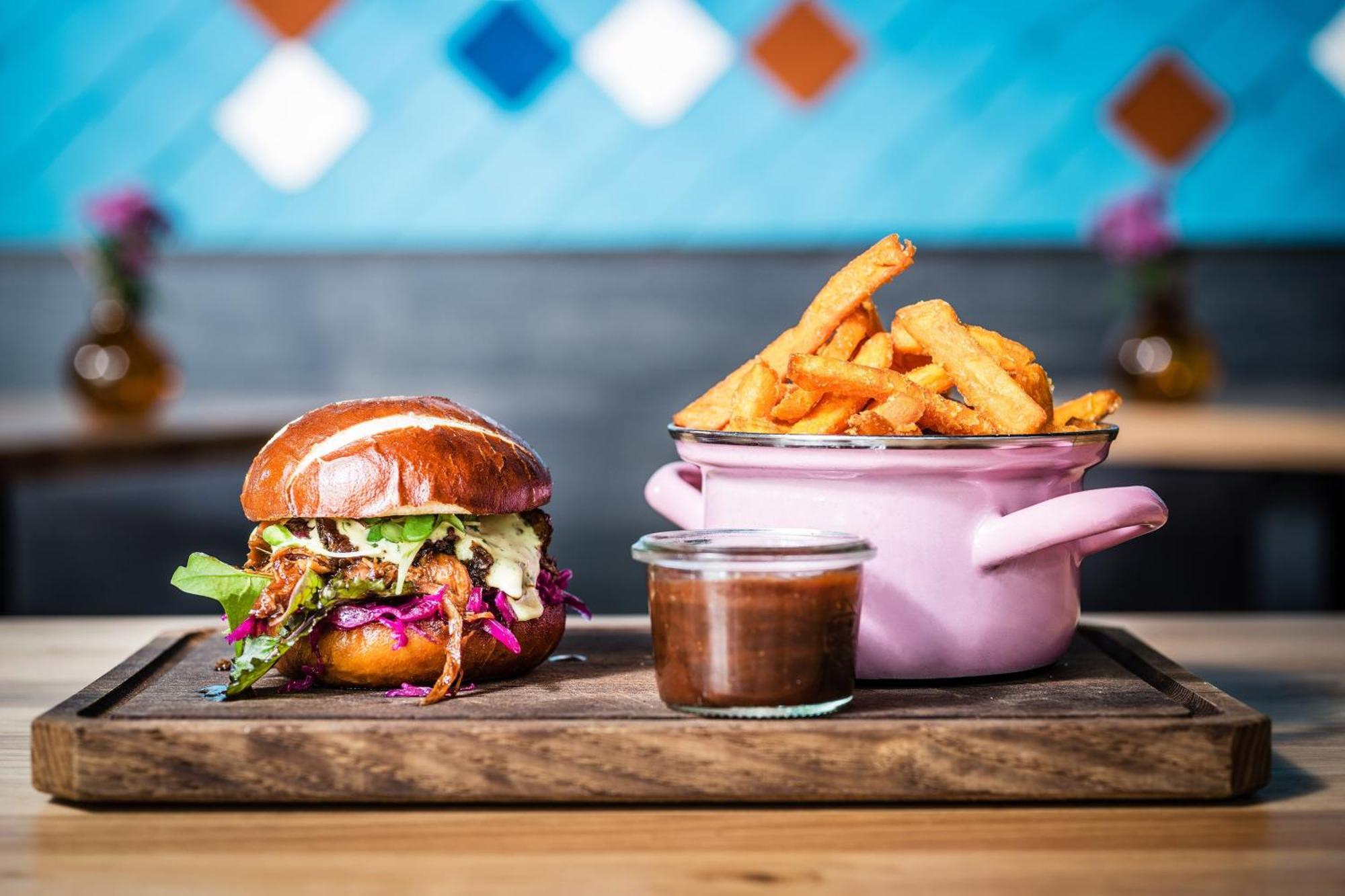 Le Meridien Munique Exterior foto A vegan burger and chips at Honest Burgers