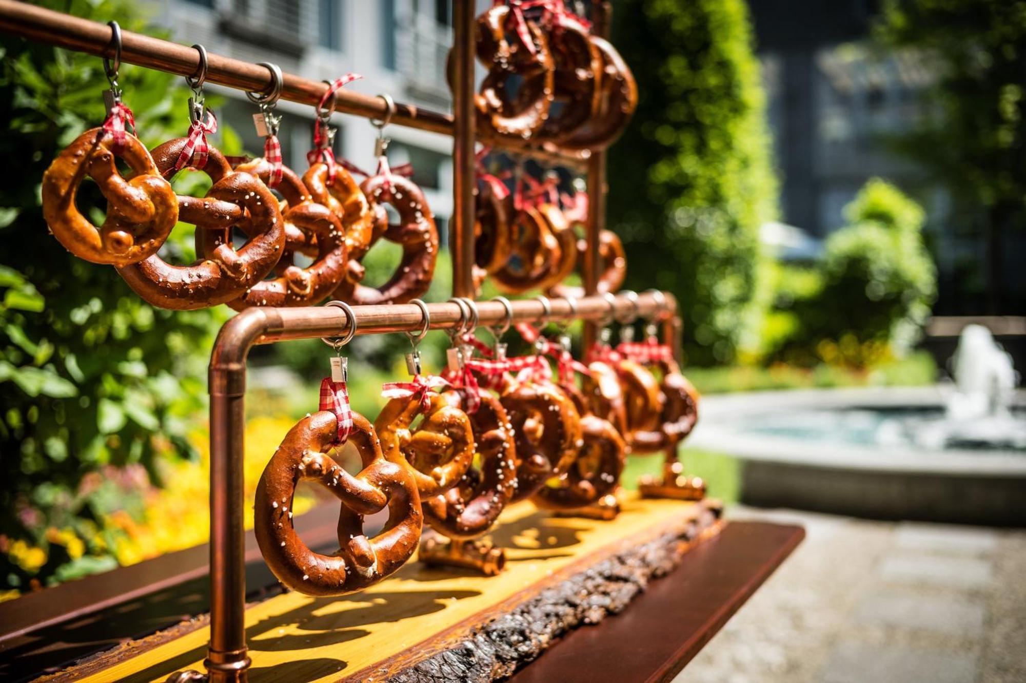 Le Meridien Munique Exterior foto Pretzels at the 2015 German American Steuben Parade