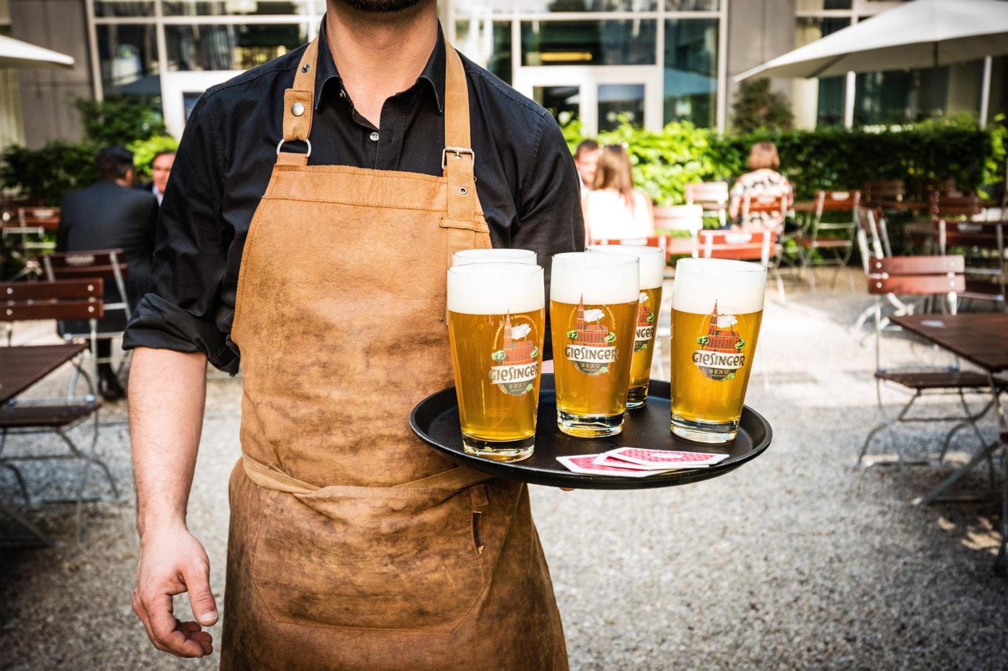 Le Meridien Munique Exterior foto A waiter wearing an apron