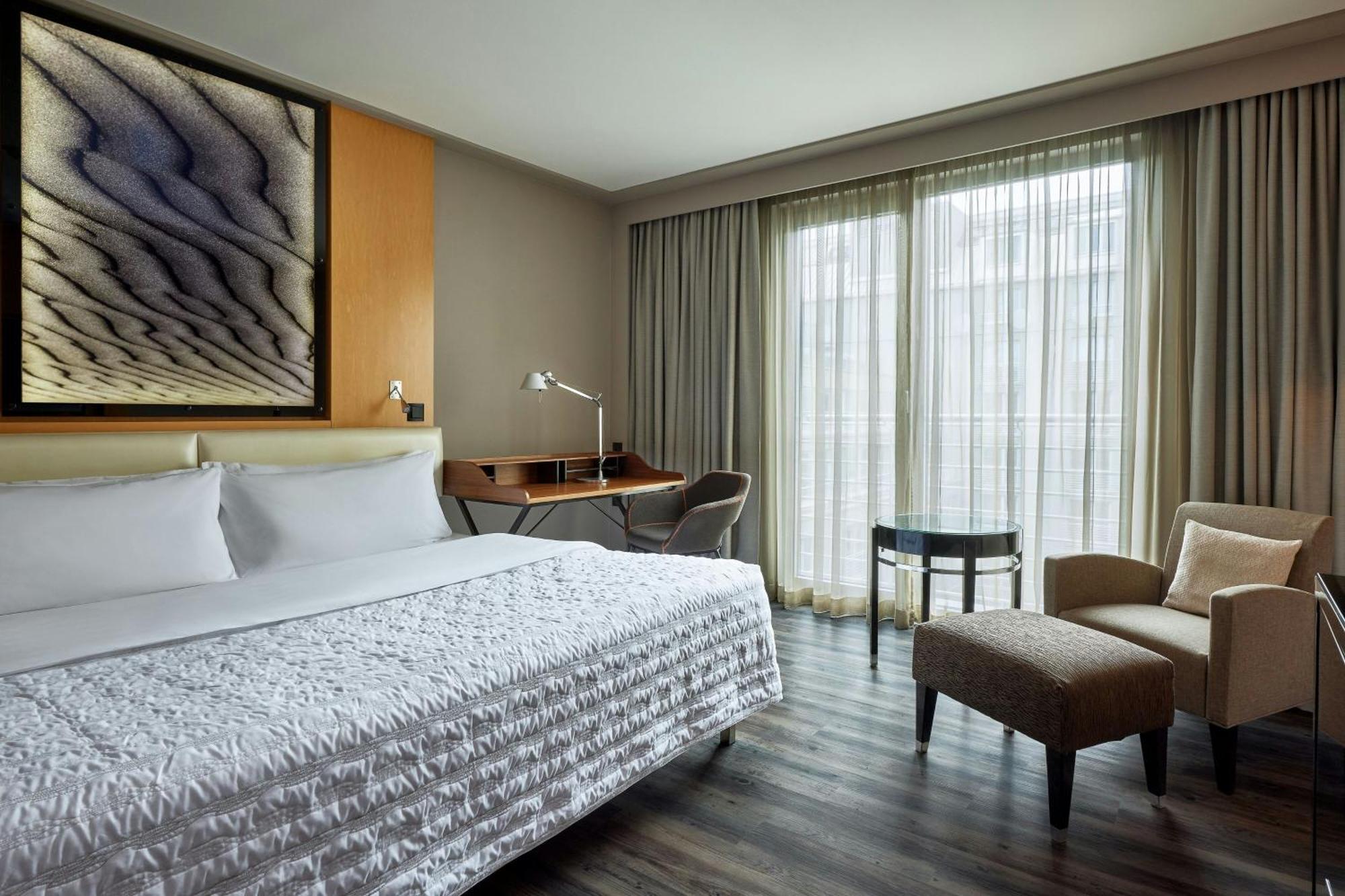 Le Meridien Munique Exterior foto A guest room at the Westin Palace, Madrid