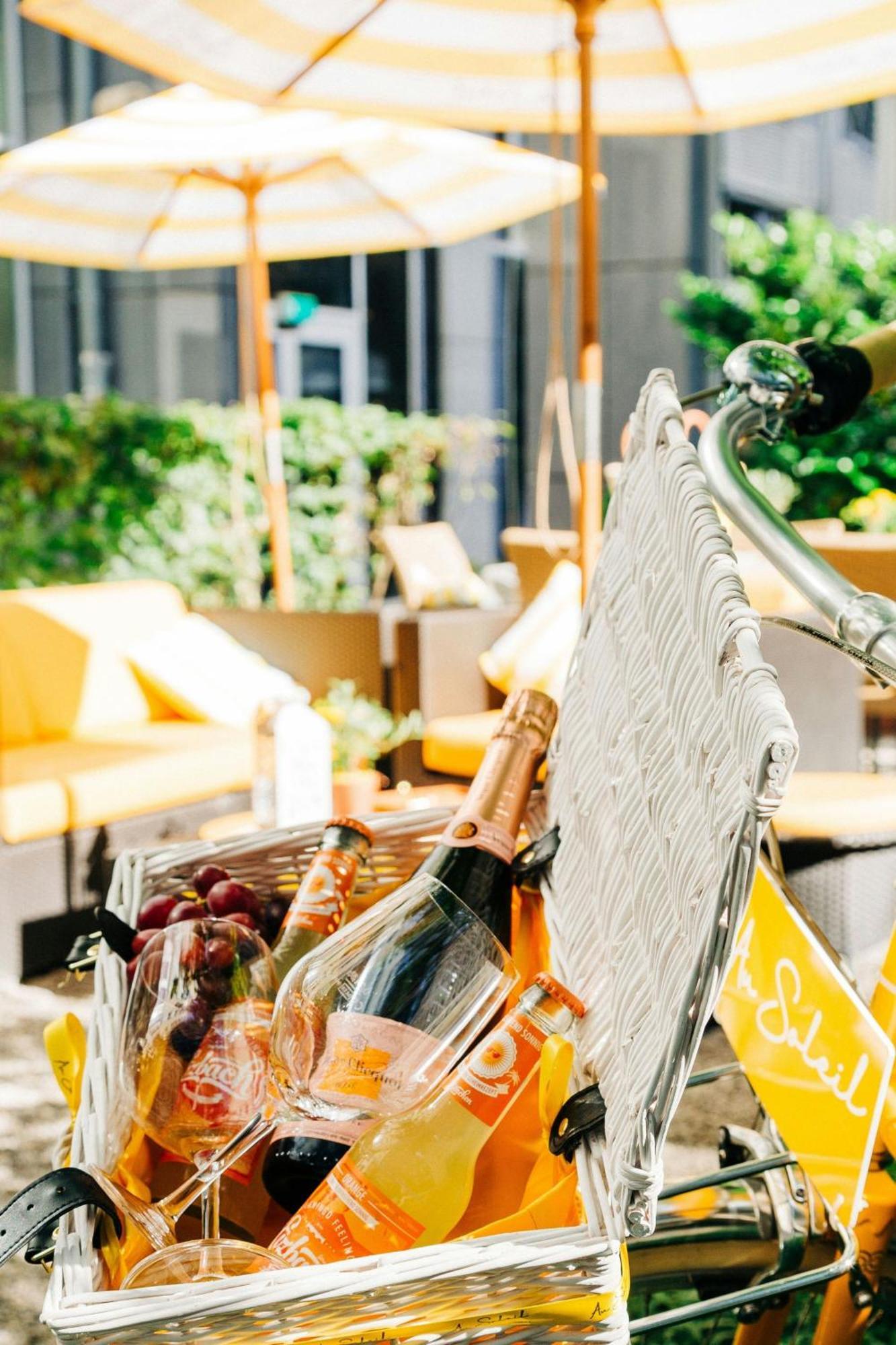 Le Meridien Munique Exterior foto The bar at the lounge