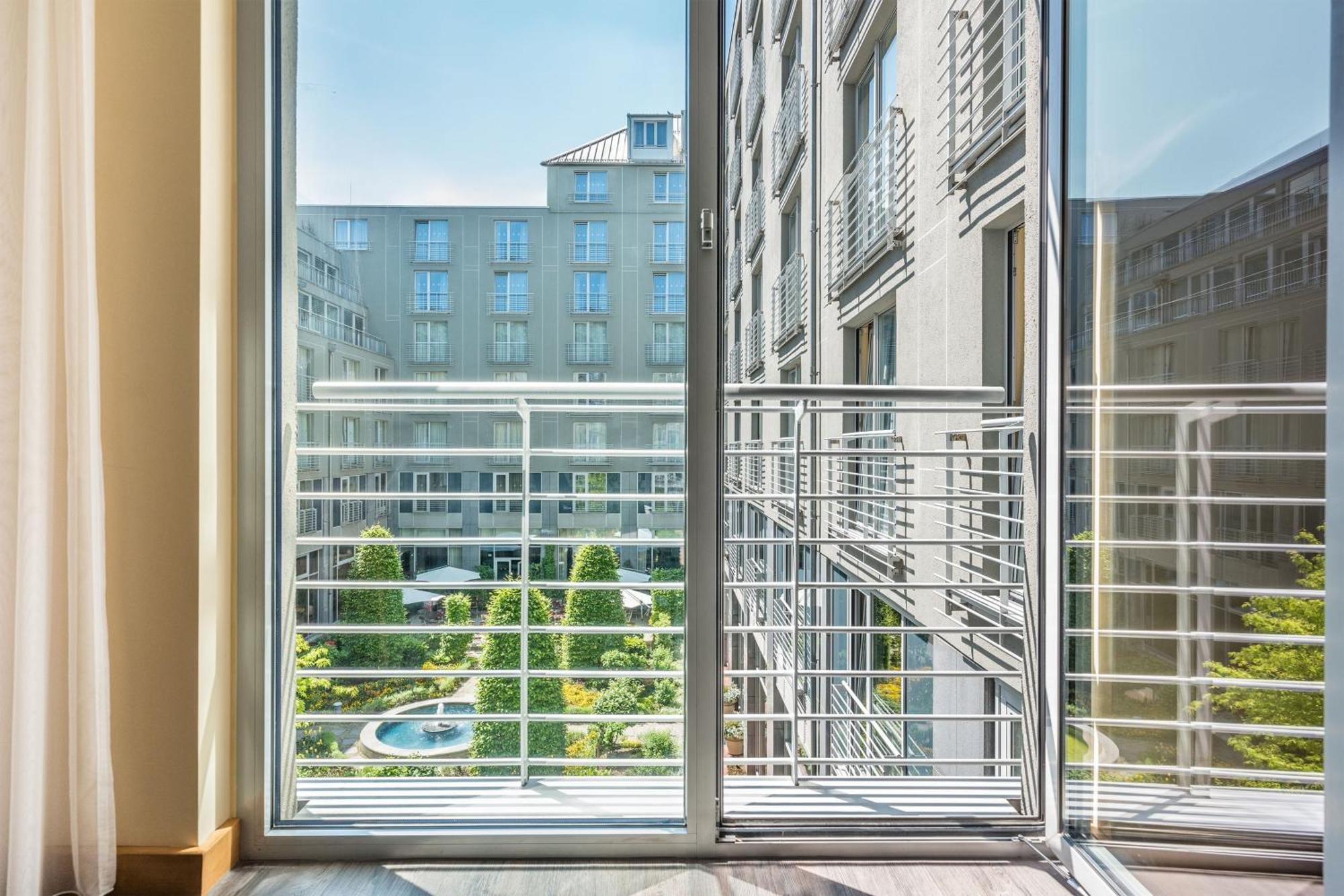 Le Meridien Munique Exterior foto A window grill