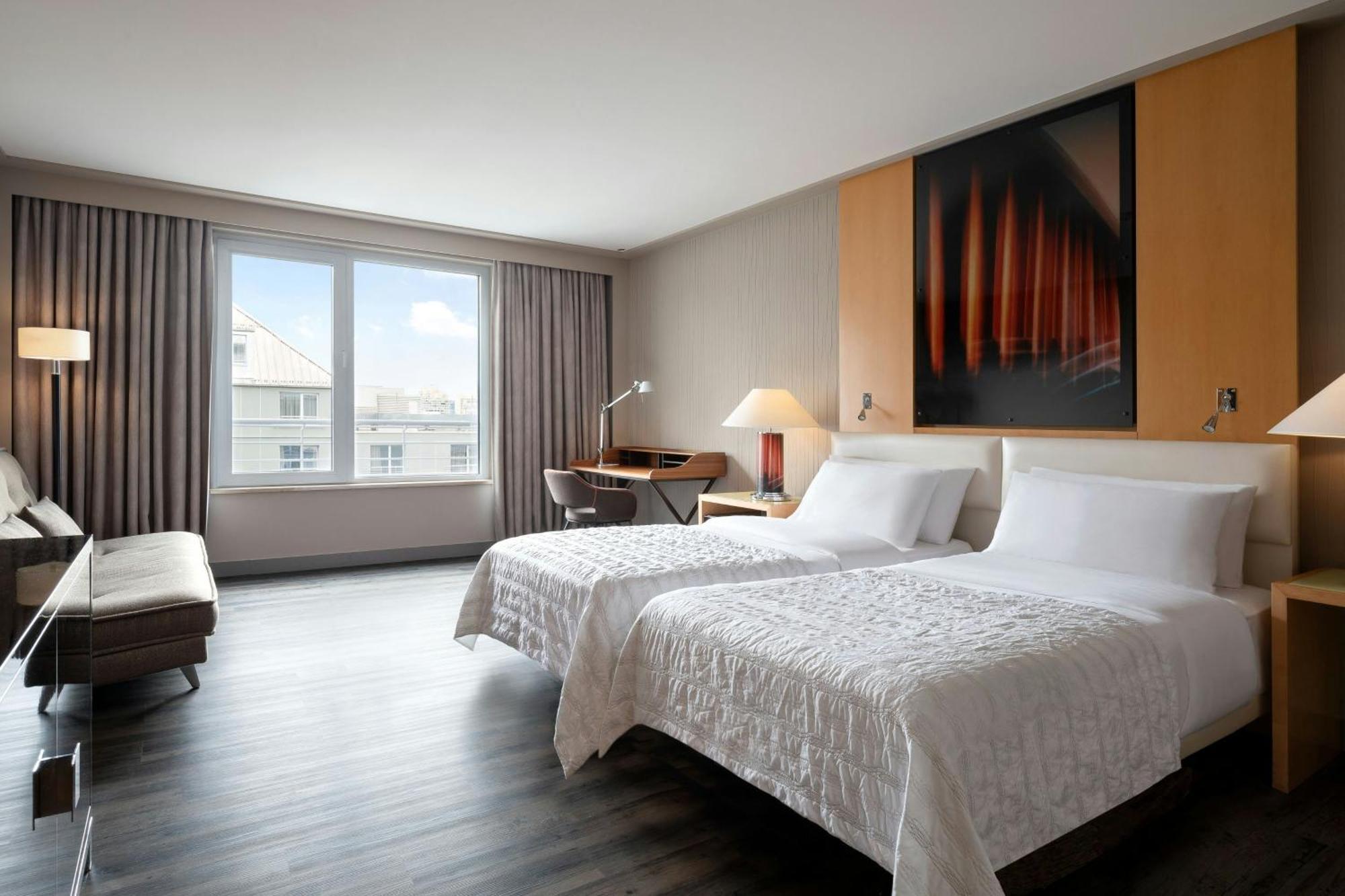 Le Meridien Munique Exterior foto A guest room at the Westin Palace Madrid