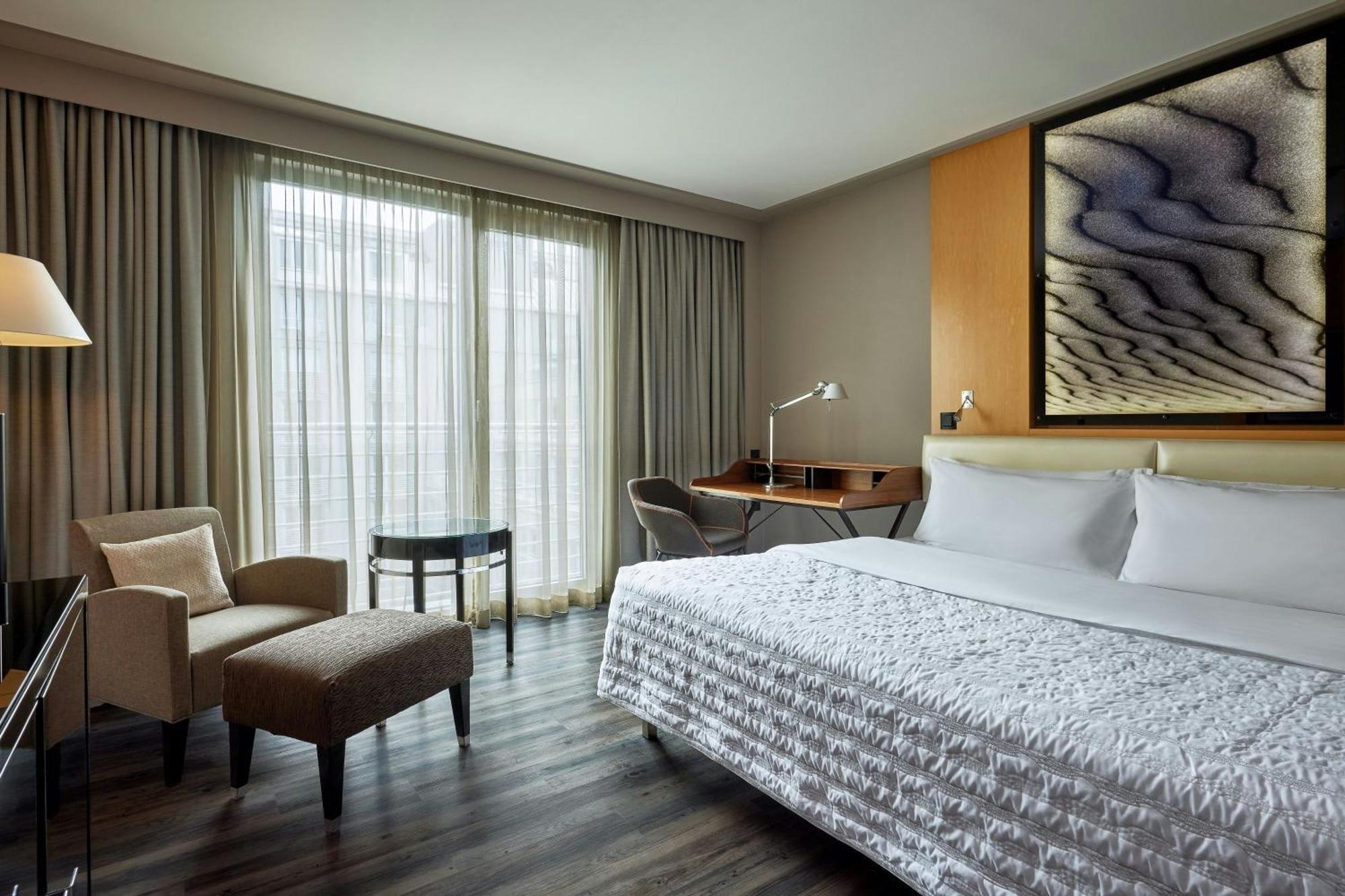 Le Meridien Munique Exterior foto A guest room at the Westin Palace Madrid