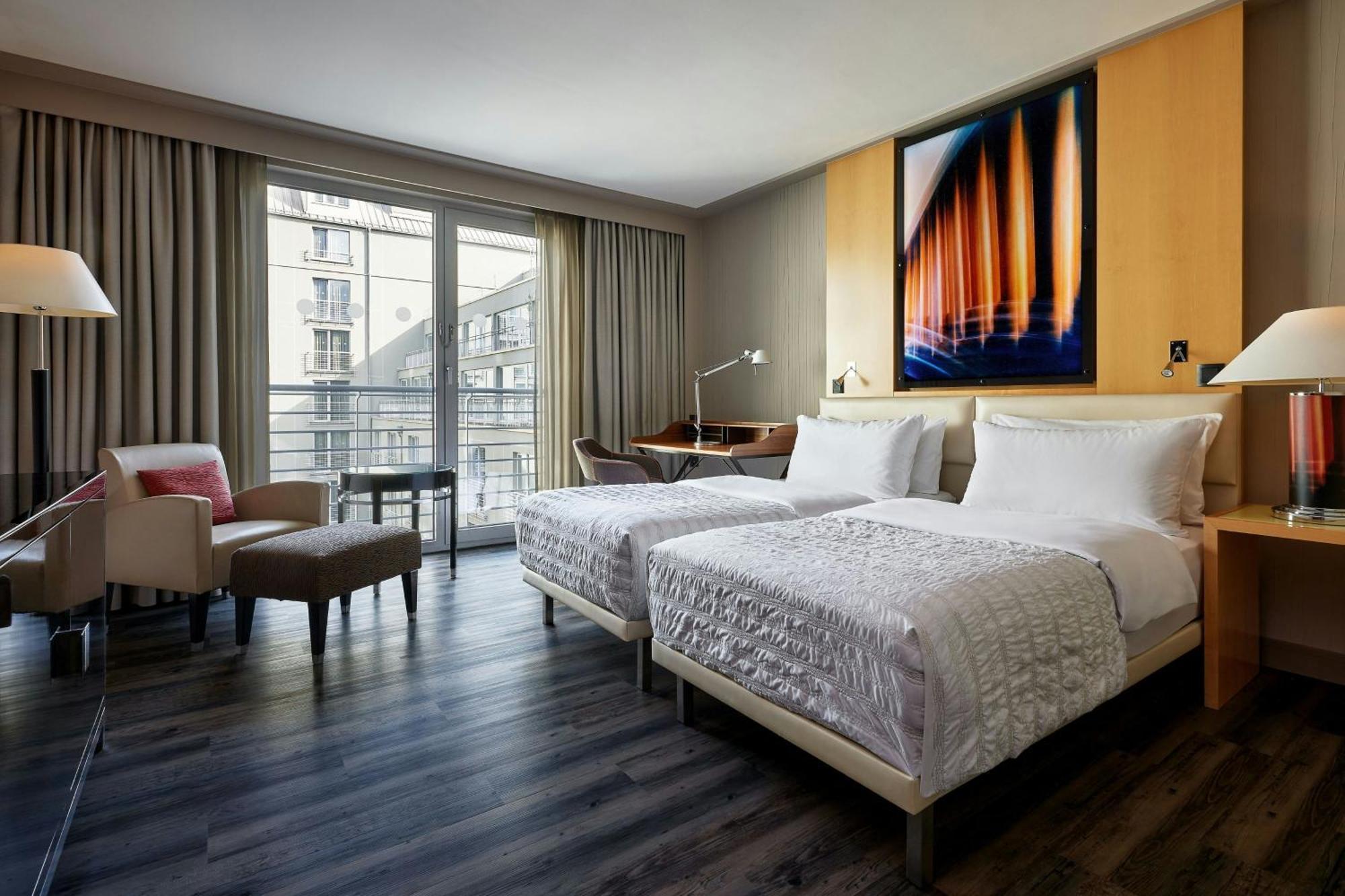 Le Meridien Munique Exterior foto A guest room at the Westin Palace Madrid
