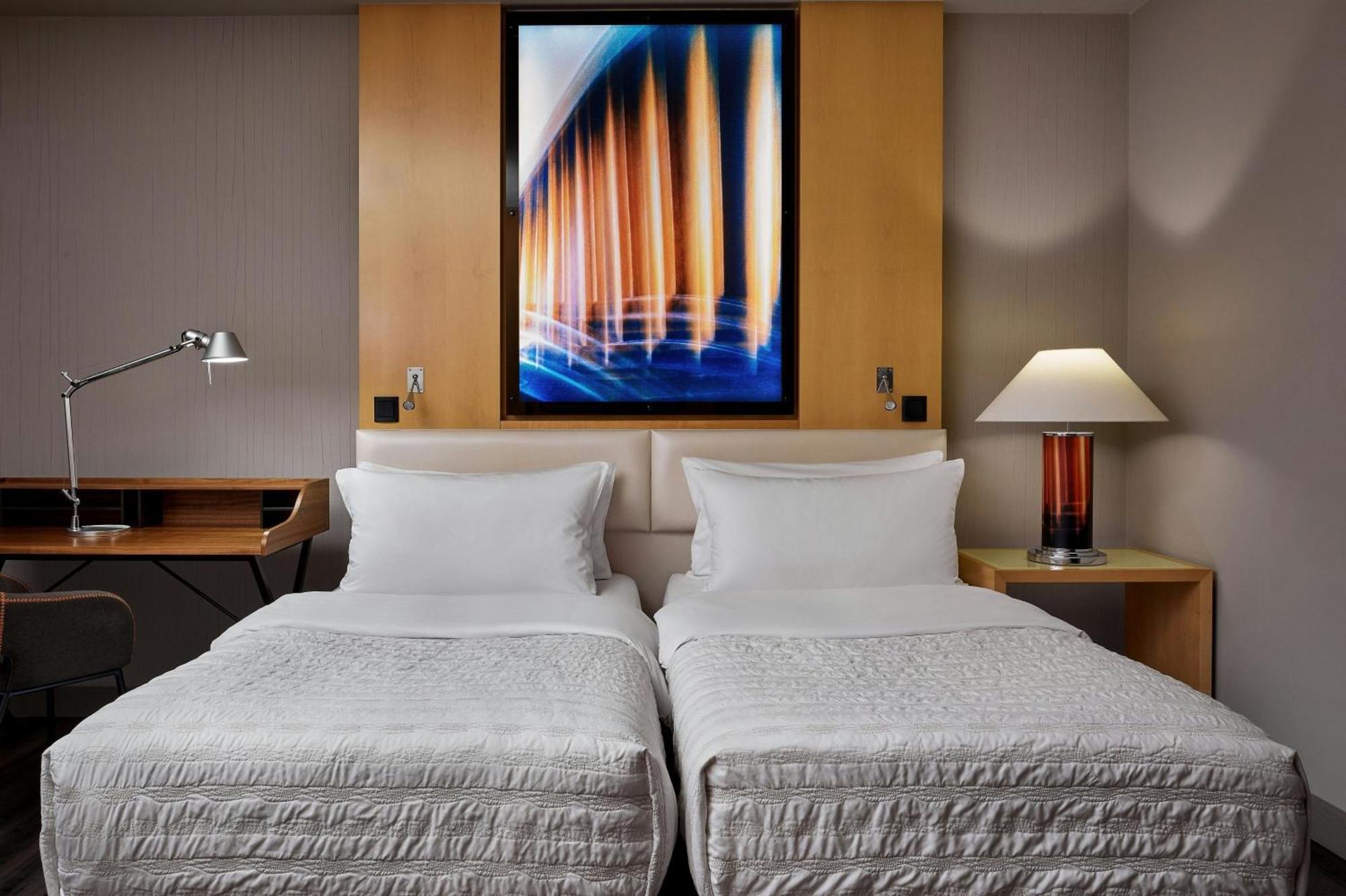 Le Meridien Munique Exterior foto A room at the Hilton Athens