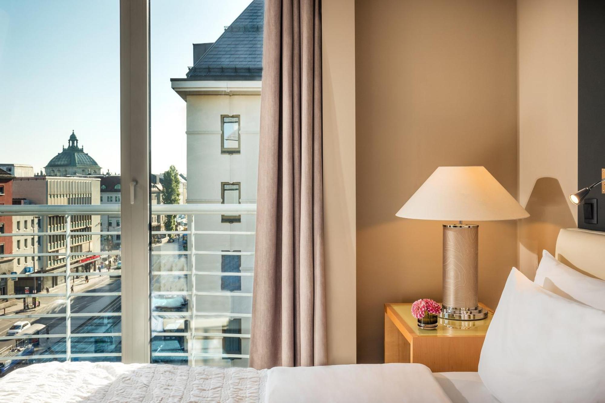 Le Meridien Munique Exterior foto A room at the hotel