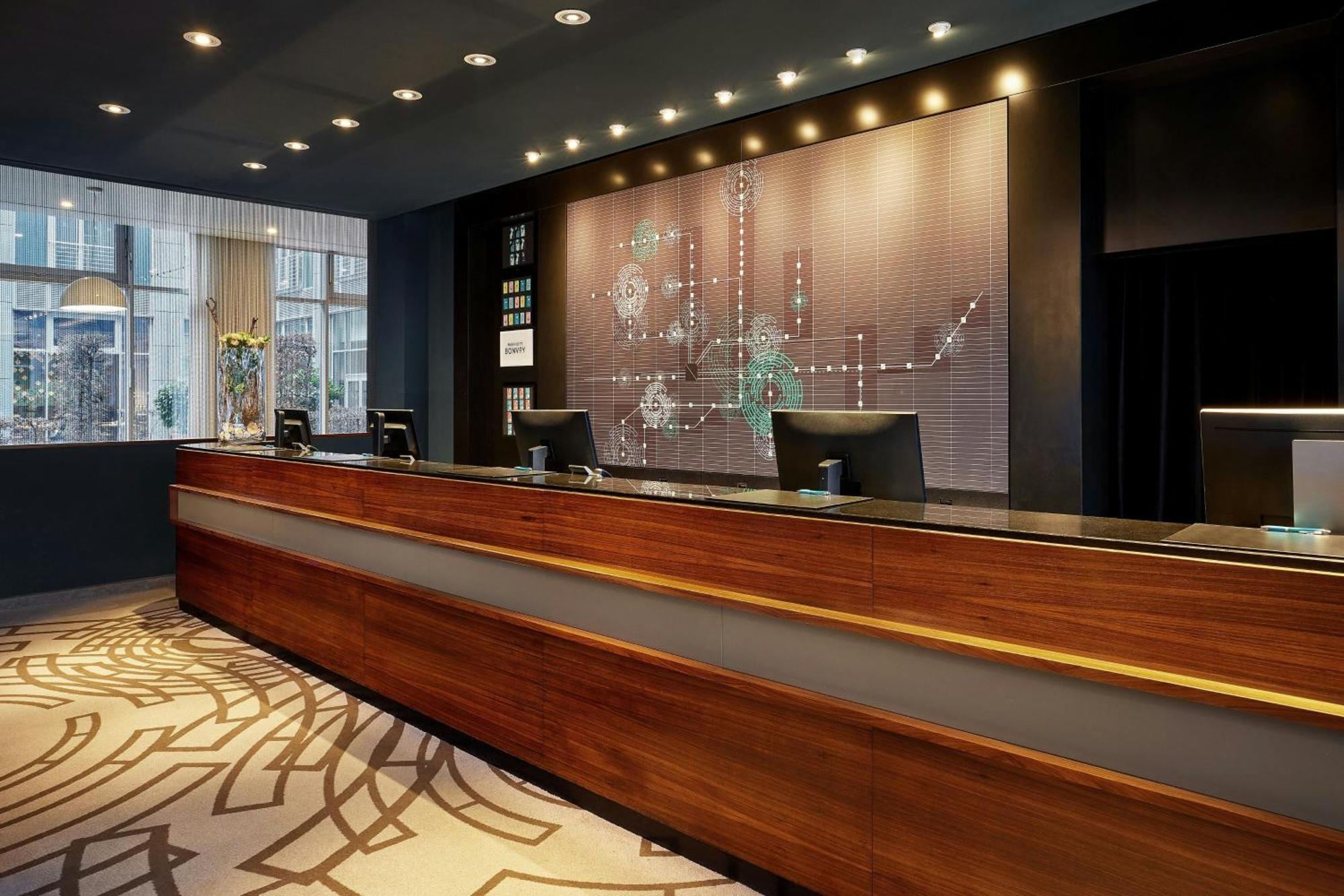 Le Meridien Munique Exterior foto The lobby of the hotel